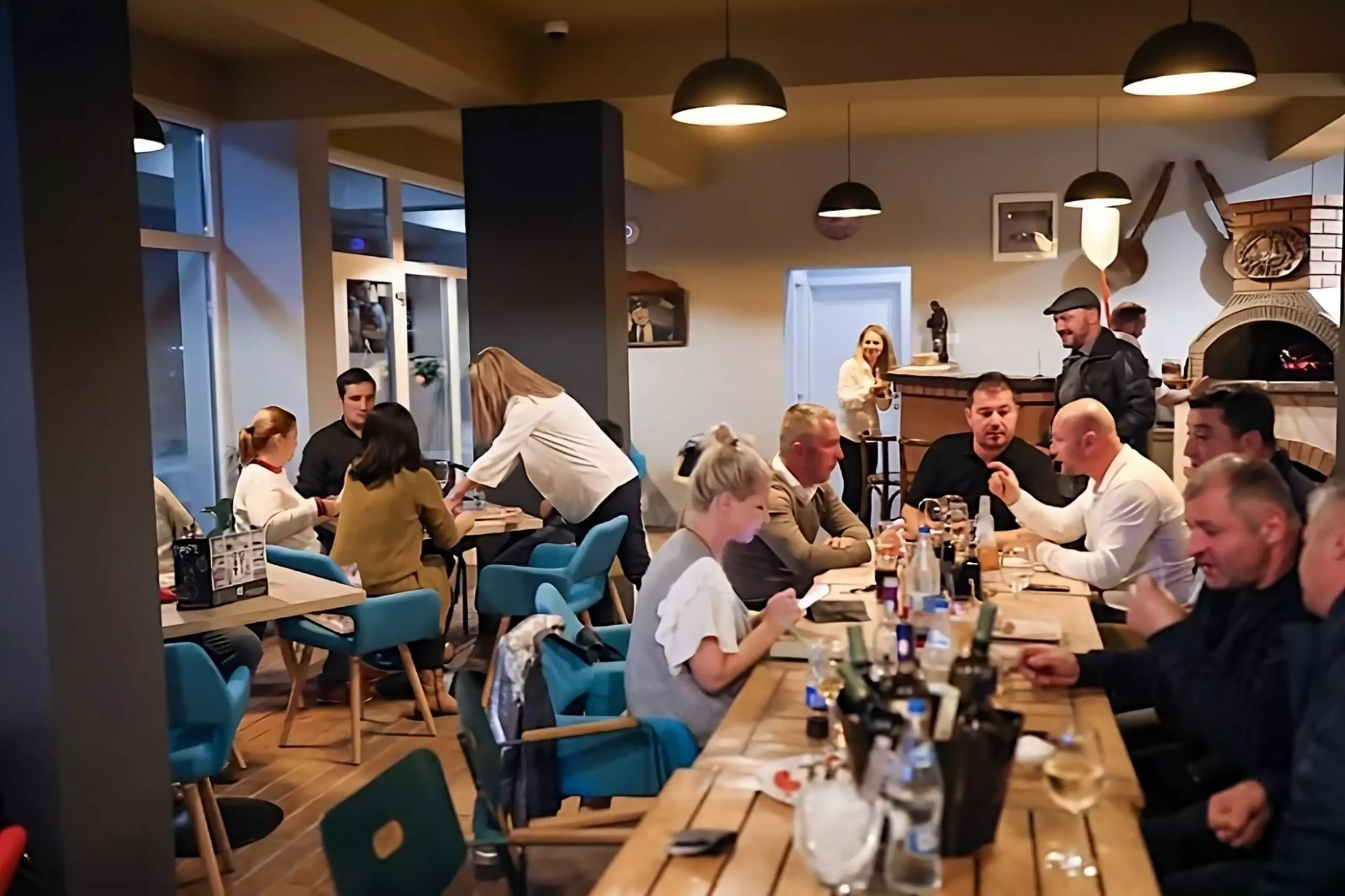 atmosfera placuta la local trattoria chiajna rosu O scurta istorie foto