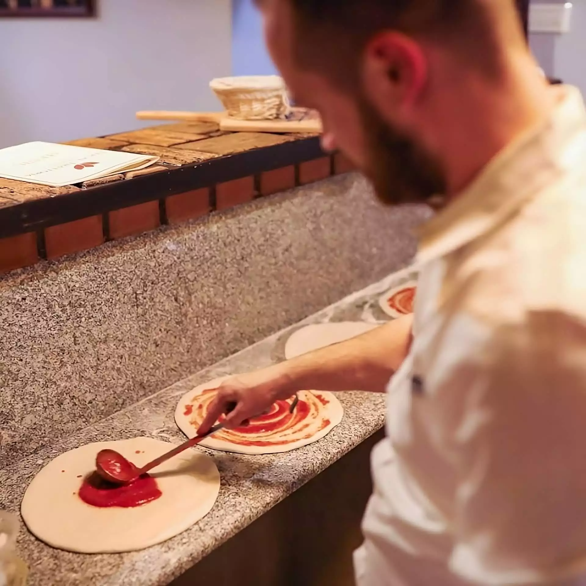 cum facem pizza la local trattoria chiajna rosu O scurta istorie foto