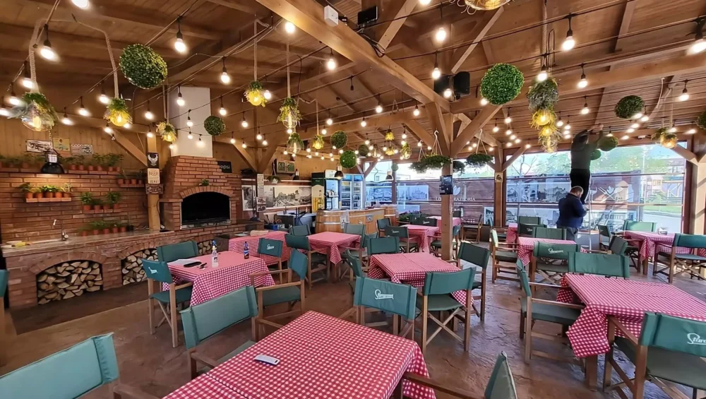 O scurta istorie foto terasa local trattoria chiajna rosu